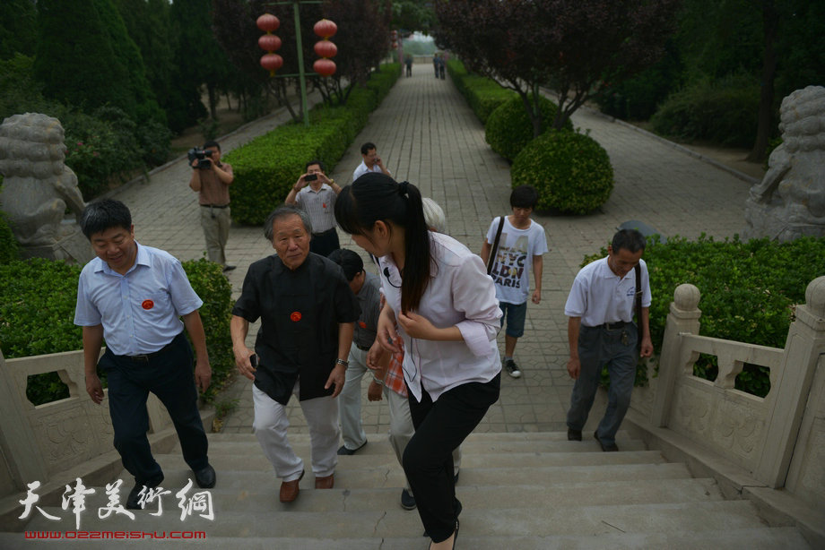 暖伞姬俊尧基金会在河北省东光县成立，图为姬俊尧拾级而上。