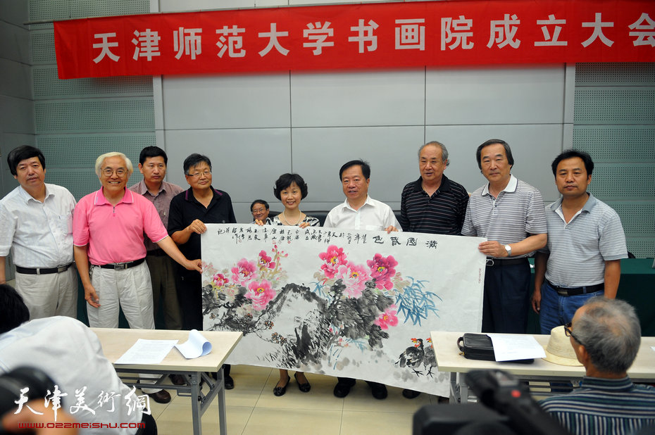天津师范大学书画院7月12日成立，图为书画家们现场合作国画《满园春色》