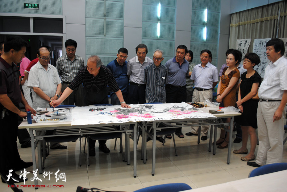 天津师范大学书画院7月12日成立，图为书画家们现场作画