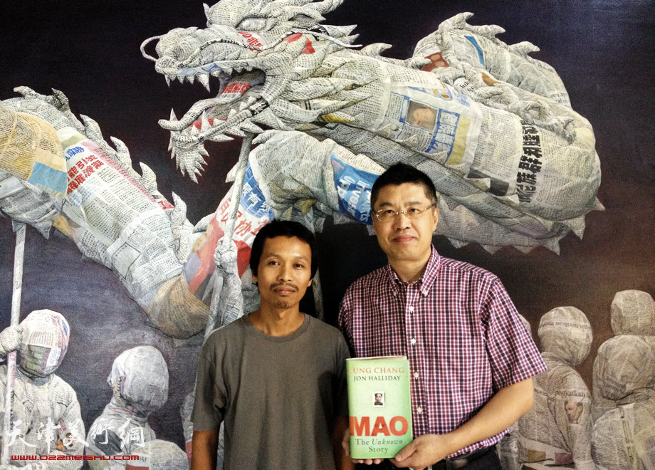 描绘一幅让全世界都看的懂“中国传说”，图为程亚杰与印尼画家Budi Ubrux 2013年7月