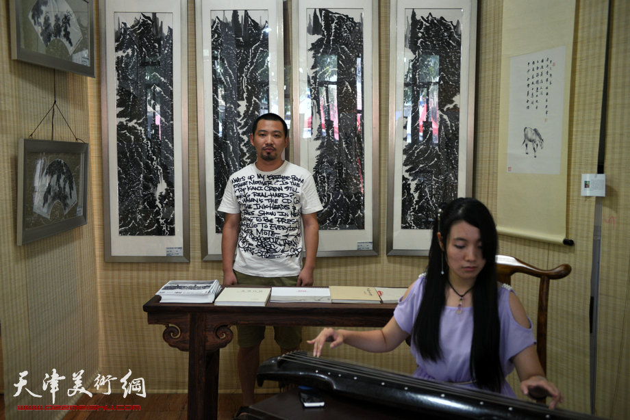 天津·台湾两岸中青年书画艺术家邀请展开展，图为画家韦韬