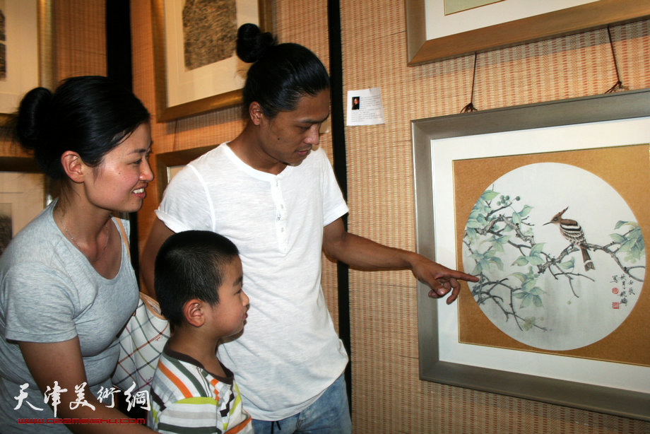 天津·台湾两岸中青年书画艺术家邀请展开展，图为画家姚铸讲解自己的画作