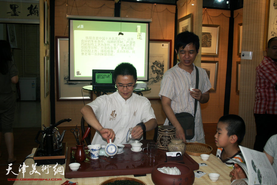 天津·台湾两岸中青年书画艺术家邀请展开展，图为茶艺师李明福进行表演