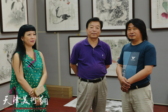 画家孙富泉(右)与杨建国(中)、黄雅丽(左)在孙富泉个展上。