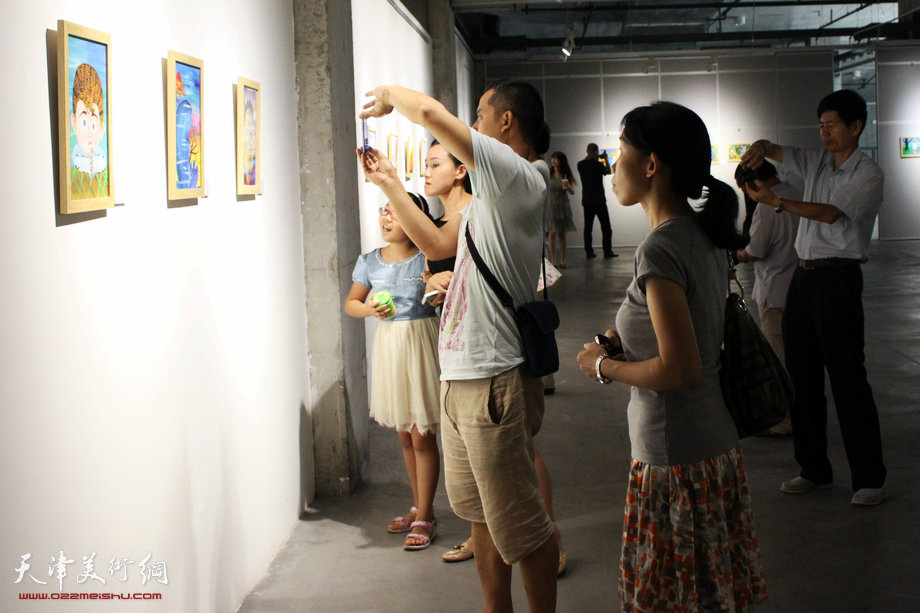 “强强的画——夏健强和他的朋友们”画展7月21日在泰达当代艺术博物馆举行。