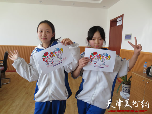 孩子们与第六届东亚运动会吉祥物