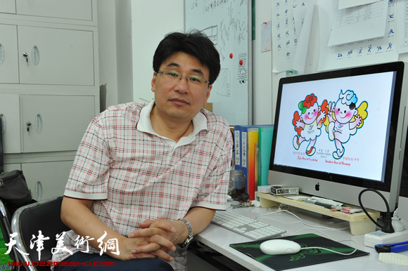 著名的平面设计家、第六届东亚运动会吉祥物设计者、天津美术学院设计艺术学院长郭振山工作照。