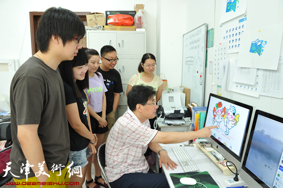 著名平面设计家、第六届东亚运动会吉祥物设计者、天津美术学院设计艺术学院长郭振山工作照。 