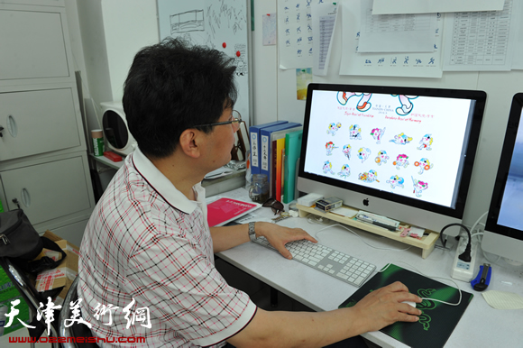 著名平面设计家、第六届东亚运动会吉祥物设计者、天津美术学院设计艺术学院长郭振山工作照。 