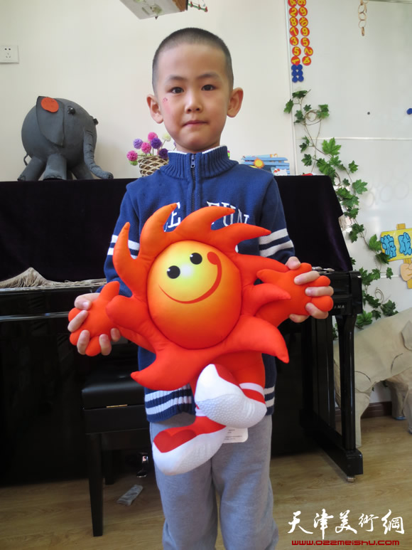 孩子们与第六届东亚运动会吉祥物 