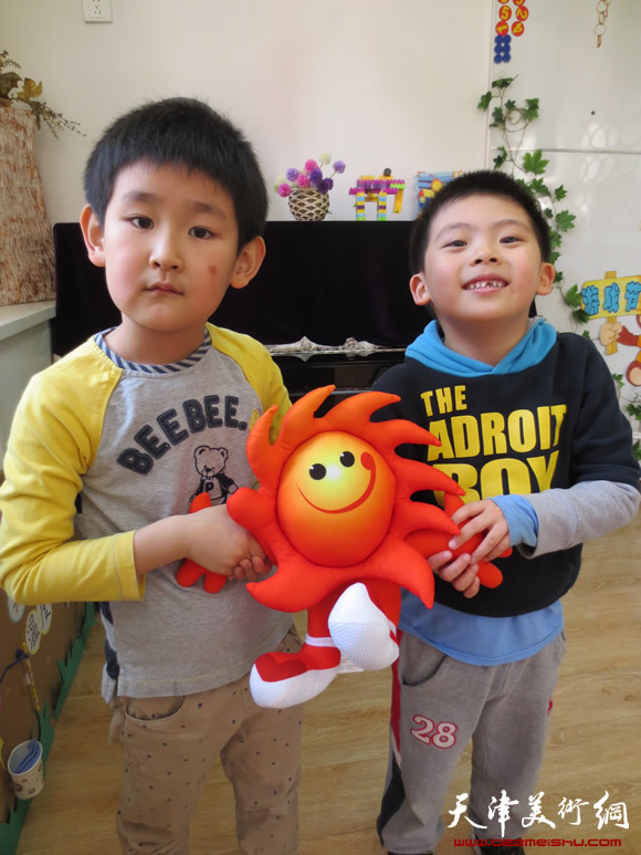 孩子们与第六届东亚运动会吉祥物 