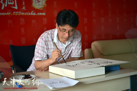 我国著名的平面设计家、第六届东亚运动会吉祥物设计者、天津美术学院设计艺术学院长郭振山做客天津美术网。