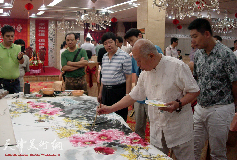 津门著名书画家赵士英喜收新徒邸乃奇拜师仪式举行，图为书画家联袂现场创作“群季俊秀”以示祝贺。