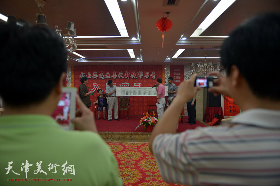 津门著名书画家赵士英喜收新徒邸乃奇拜师仪式举行，图为拜师仪式现场。