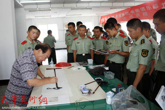 相声名家魏文亮挥毫,吸引了战士的目光