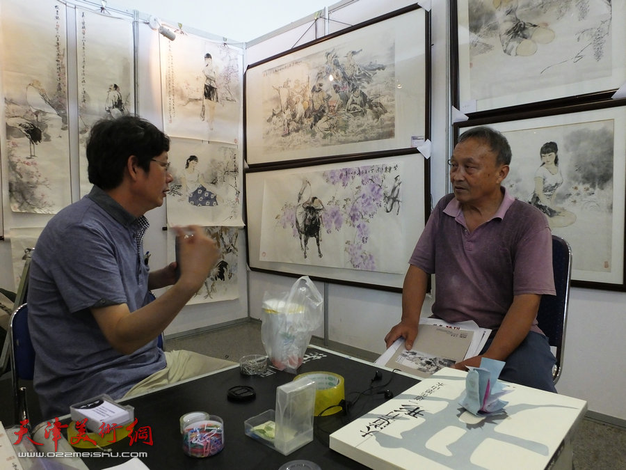 王春涛画展在齐鲁大地展津派画家风采，图为画家王春涛在现场与观众交流。