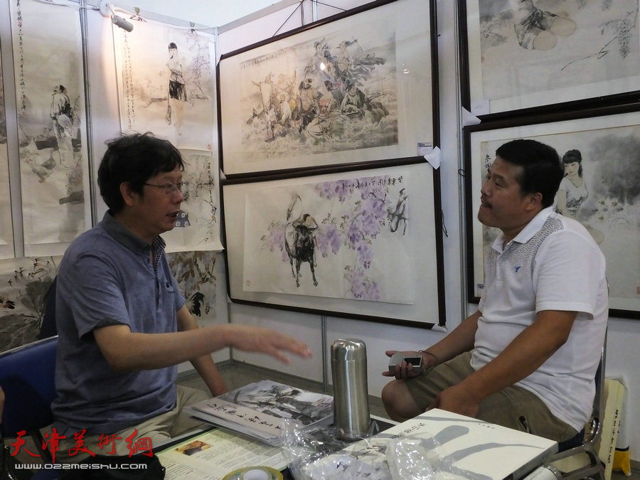 王春涛画展在齐鲁大地展津派画家风采，图为画家王春涛在现场与观众交流。