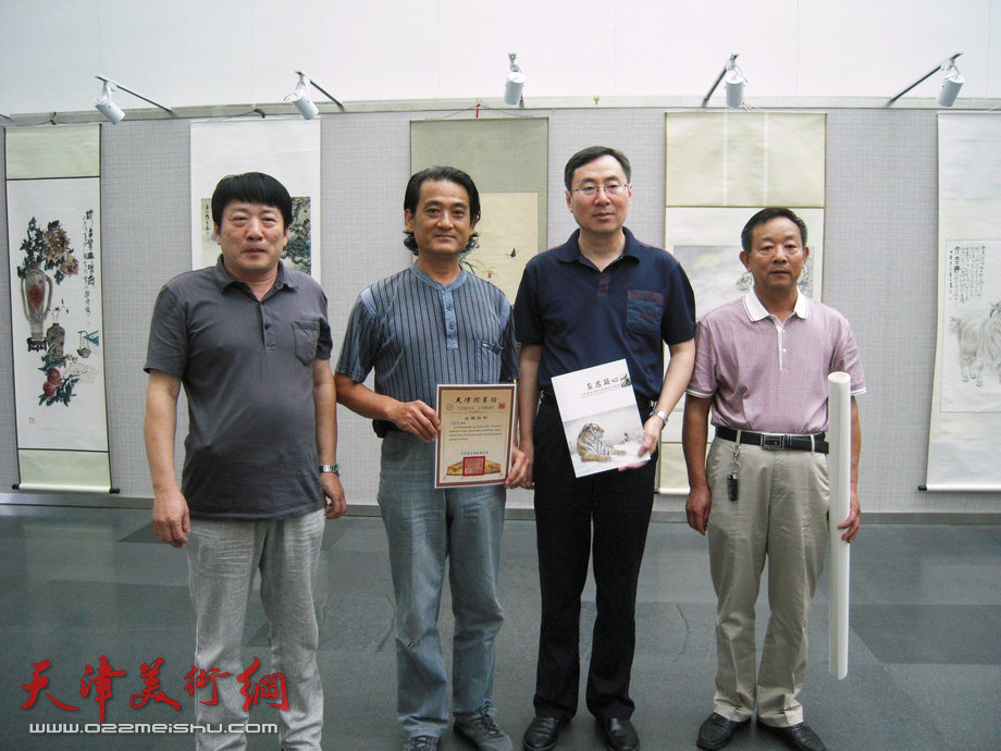 天津市著名国画家刘荣生向天津图书馆赠送巨幅画作《梅兰竹菊》及新近出版的画集。
