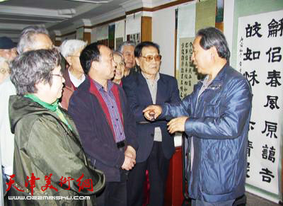 天津市书协副主席霍然（右）与教师、学员热情交谈