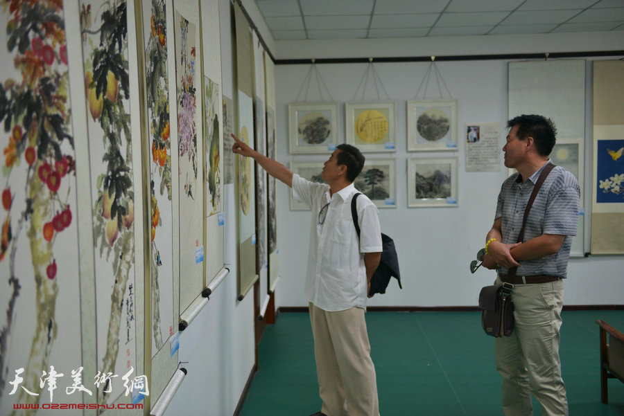 天津市“河东区美协十一人画展”开幕，图为画展现场。