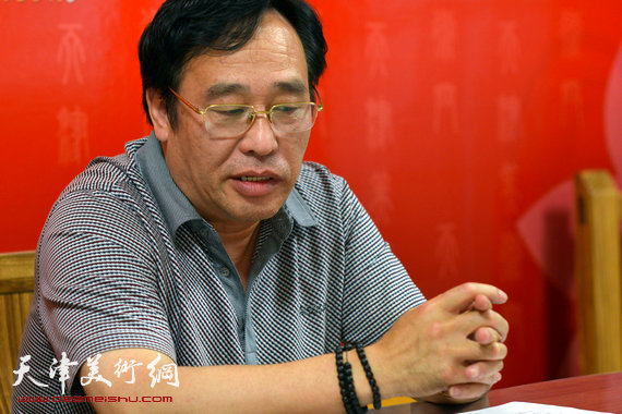 天津著名山水画家陈刚近影