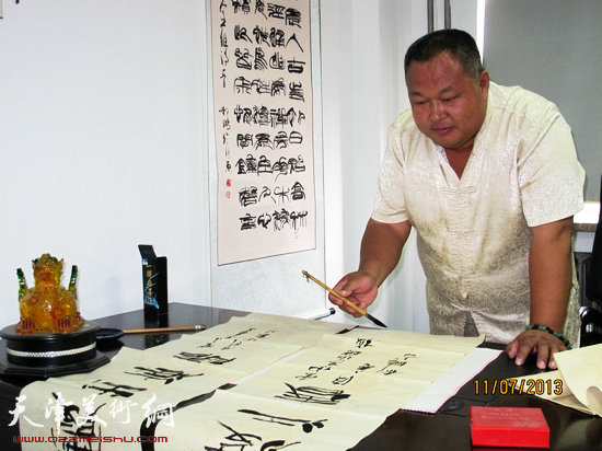 天津青年书法家郝鹏在习字。