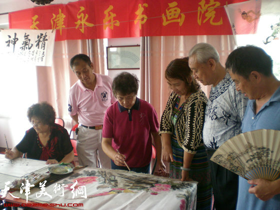 津门书画家慰问天津北戴河老年服务中心，图为书画家们挥毫泼墨