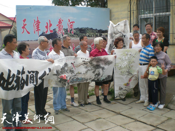 津门书画家慰问天津北戴河老年服务中心，图为书画家们把创作书画精品献给服务中心