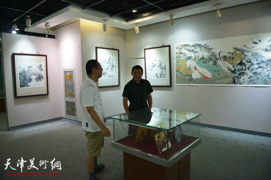 “诗画入境——闫勇国画作品展”8月17日在天津图书大厦六楼书天艺苑开幕。图为画展现场。