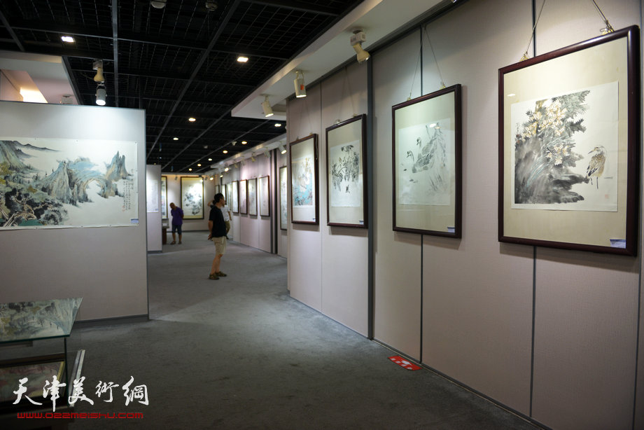 “诗画入境——闫勇国画作品展”8月17日在天津图书大厦六楼书天艺苑开幕。图为画展现场。
