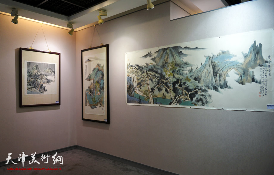 “诗画入境——闫勇国画作品展”8月17日在天津图书大厦六楼书天艺苑开幕。图为画展现场。