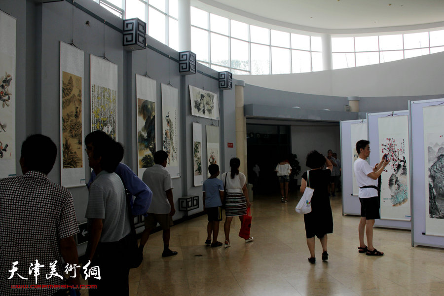 “众美城”杯滨海新区首届职工书画大赛巡展启动，图为展览现场。