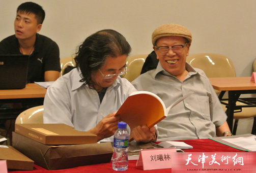 天津在国内首次举办美术史论名家文献墨迹展，图为刘曦林 薛永年