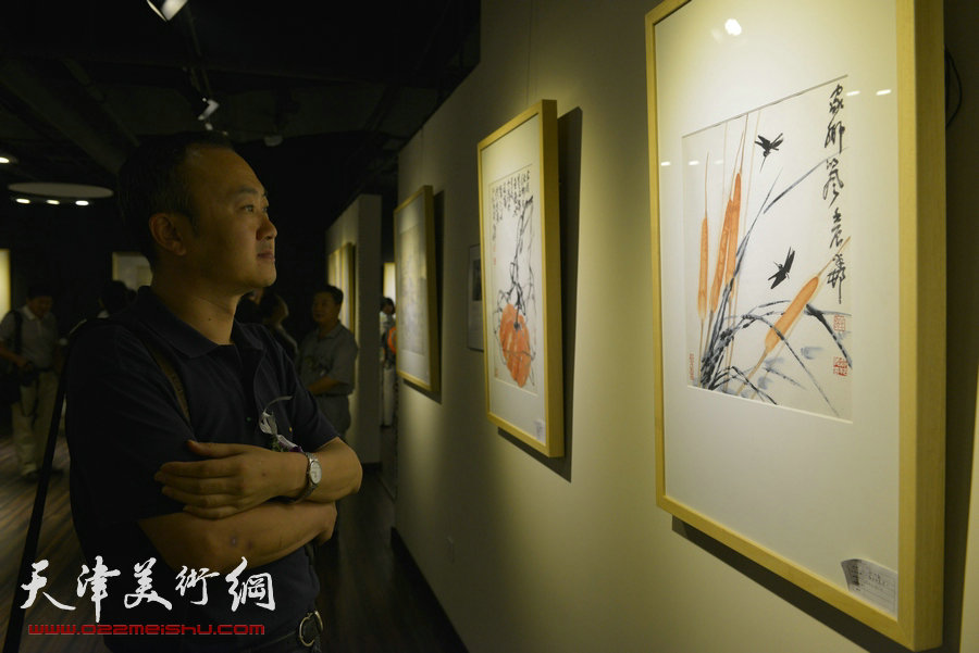 天津致园美术馆开馆仪式暨“殊涂同致—中国画名家风范展”8月24日在致园美术馆开幕，图为柴博森在展览现场。