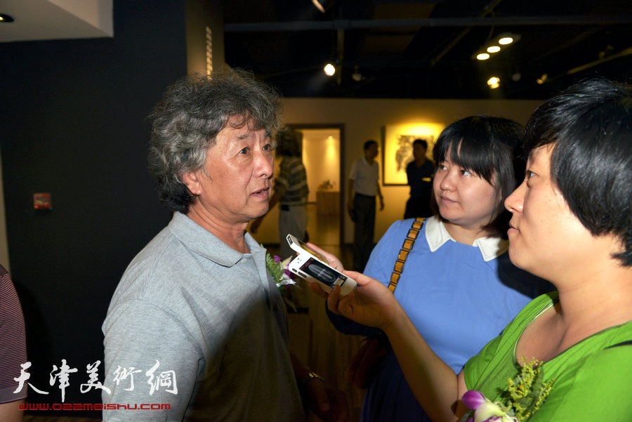 天津致园美术馆开馆仪式暨“殊涂同致—中国画名家风范展”8月24日在致园美术馆开幕，图为刘向东在现场接受媒体采访。