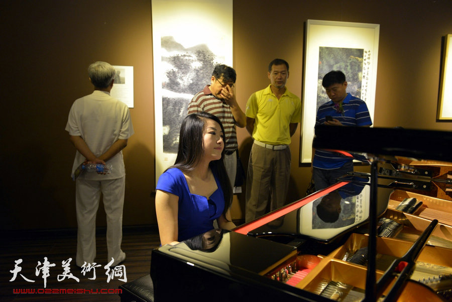 天津致园美术馆开馆仪式暨“殊涂同致—中国画名家风范展”8月24日在致园美术馆开幕，图为音乐家在现场弹琴助兴。