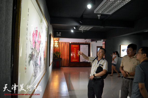 天津画家郭鸿春花鸟作品展在珠海大香山美术馆举行，图为郭鸿春在画展现场。