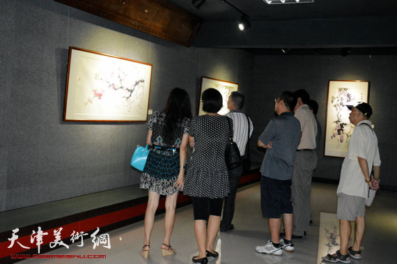 天津画家郭鸿春花鸟作品展在珠海大香山美术馆举行,图为画展现场。