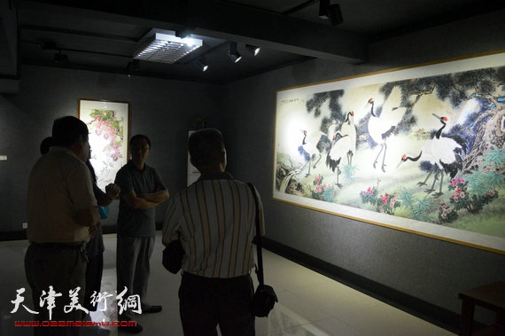 天津画家郭鸿春花鸟作品展在珠海大香山美术馆举行,图为画展现场。