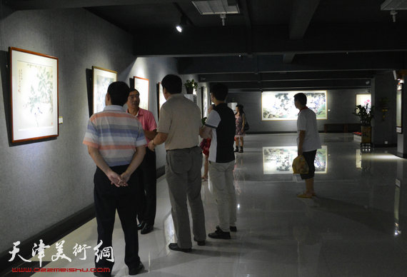 天津画家郭鸿春花鸟作品展在珠海大香山美术馆举行,图为画展现场。