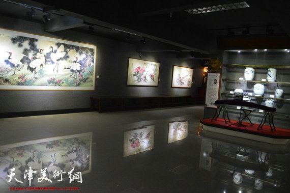 天津画家郭鸿春花鸟作品展在珠海大香山美术馆举行,图为画展现场。