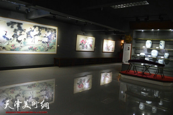 天津画家郭鸿春花鸟作品展在珠海大香山美术馆举行，图为画展现场。