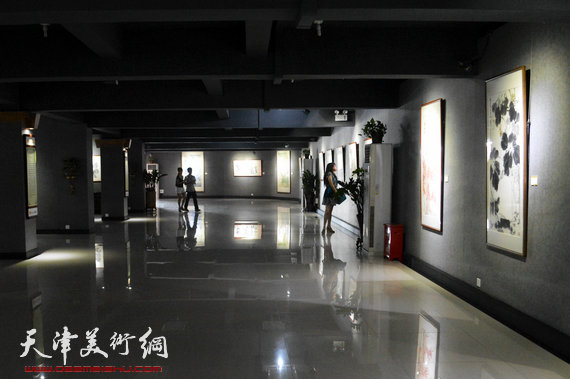 天津画家郭鸿春花鸟作品展在珠海大香山美术馆举行,图为画展现场。