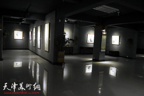 天津画家郭鸿春花鸟作品展在珠海大香山美术馆举行,图为画展现场。