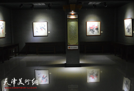天津画家郭鸿春花鸟作品展在珠海大香山美术馆举行，图为画展现场。
