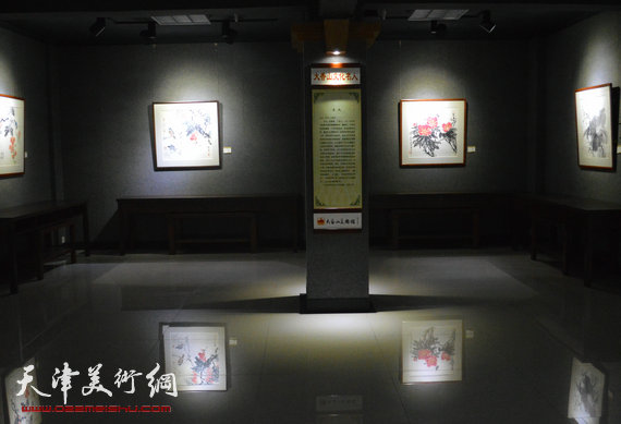 天津画家郭鸿春花鸟作品展在珠海大香山美术馆举行,图为画展现场。