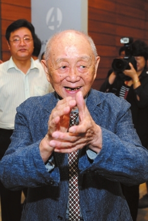黄永玉在画展上 (京华时报记者任峰涛摄)