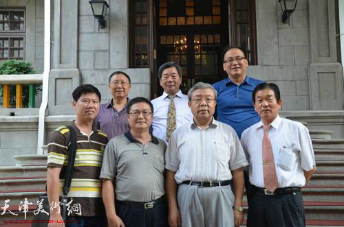 市公共关系协会副会长，原市政协副主席何荣林同志与代表合影