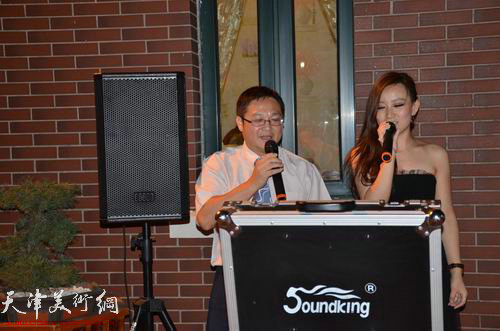 台湾分会代表在会长蔡维藩和总部工作人员合唱爱拼才会赢