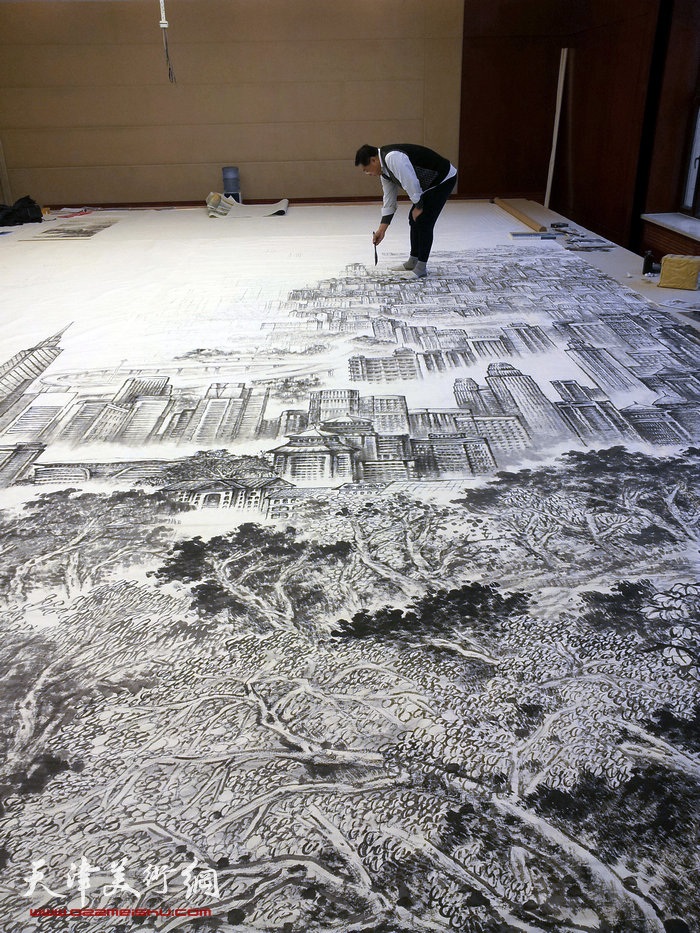 铸造时代经典—记赵俊山创作巨幅城市山水画。图为赵俊山创作《海天东胜新景》工作照。